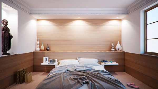Komfortowy sen: elementy, które powinny znaleźć się w idealnej sypialni